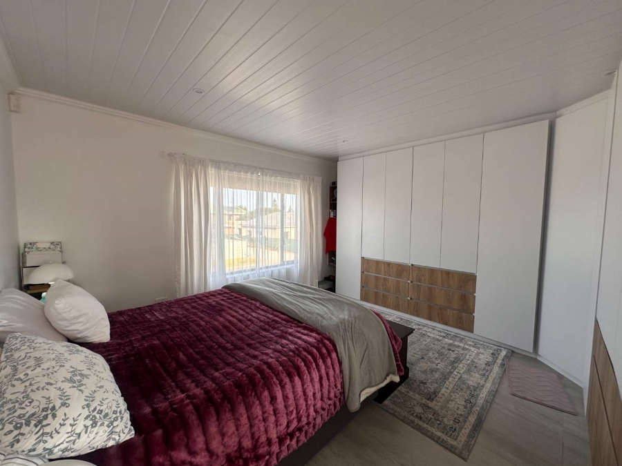 5 Bedroom Property for Sale in Fraaiuitsig Western Cape